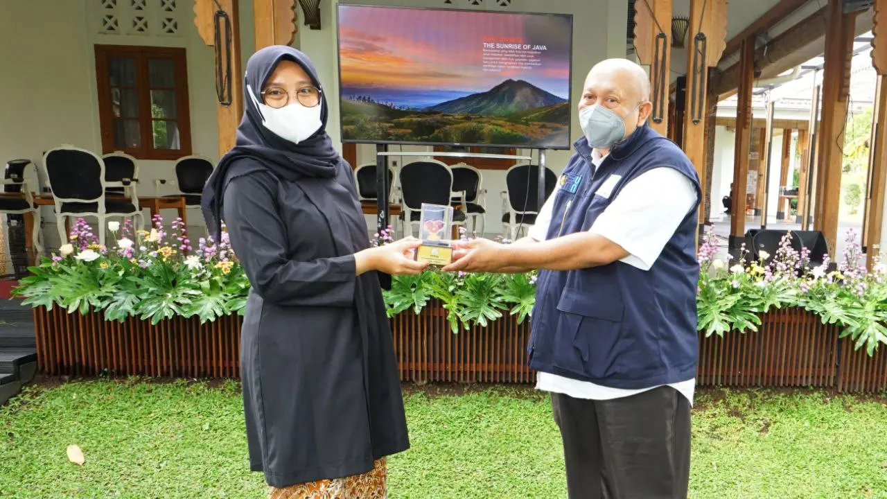 Bupati Banyuwangi Ipuk Fiestiandani (Kanan) Menerima Cindra Mata dari Komisaris Utama PTPN VI, Rio Sarwono (Kiri) di Pendopo Saba Swagata Blambangan Banyuwangi. (Istimewa)