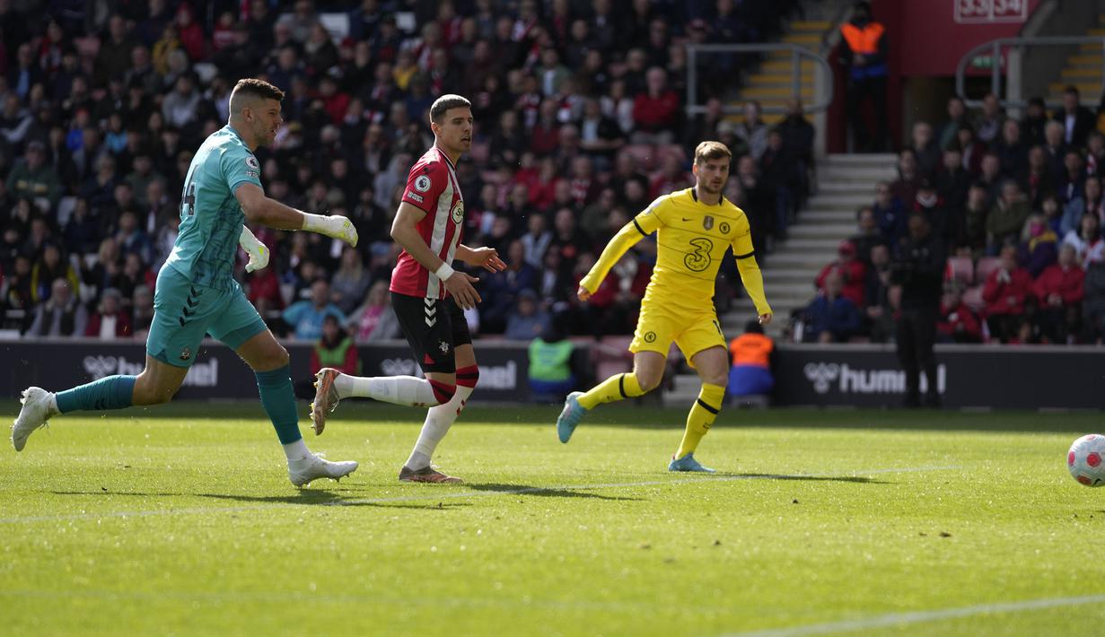 Dominasi Chelsea berlanjut di babak kedua. Timo Werner berhasil melesatkan gol keduanya saat laga baru berjalan lima menit yang membuat Chelsea unggul 5-0. (AP/Frank Augstein)