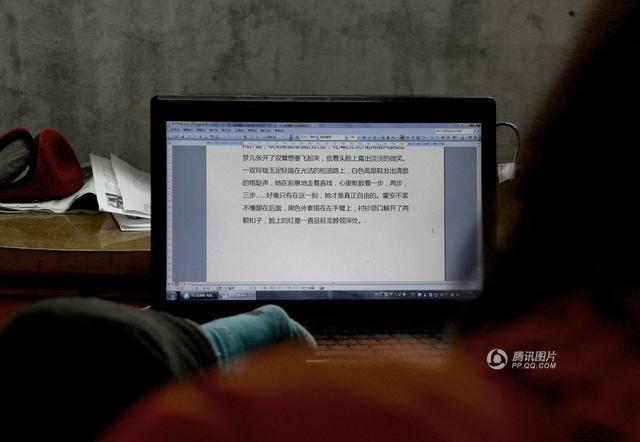 Potret ketika Hu mengetik dan menulis cerita fiksinya | Photo: Copyright shanghaiist.com