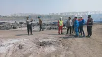 Kapolres Tuban AKBP Suryono, bersama pihak Pertamina ketika memantau lahan kilang minyak pasca terbakar. (Istimewa)