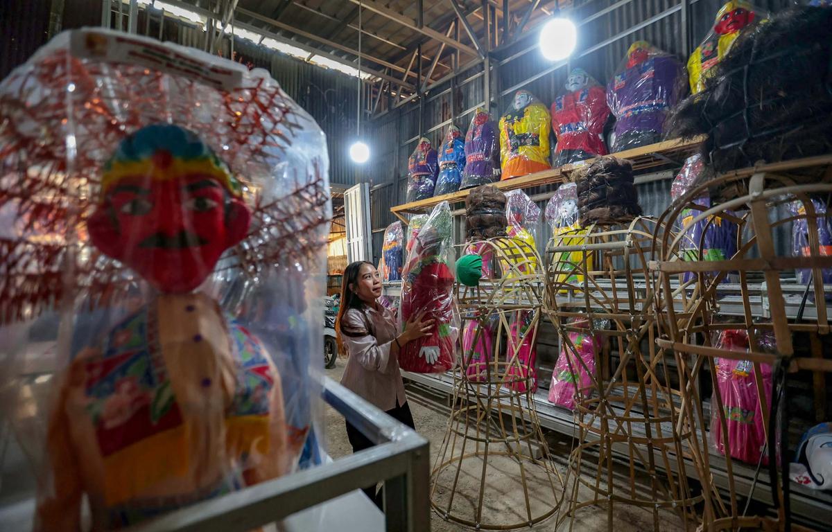 FOTO: Perajin Ondel Ondel Setu Babakan Kebanjiran Pesanan Jelang HUT Jakarta