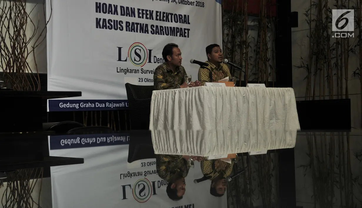 Peneliti LSI Denny JA, Ikrama M (kanan) didampingi moderator Muh Khotib saat merilis survei Elektoral dan Efek Kasus Ratna Sarumpaet di Jakarta, Selasa (23/10). (Merdeka.com/ Iqbal S. Nugroho)