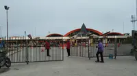Petugas Bandara Sentani di Kabupaten Jayapura menutup pintu masuk dan keluar bandara. Hal ini diberlakukan hingga 14 hari kedepan untuk penghentian sementara penerbangan penumpang. (Liputan6.com/Katharina Janur/Findi)