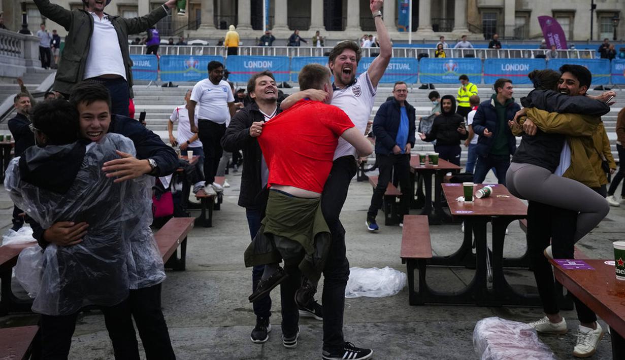 Suporter Inggris merayakan gol Inggris ke gawang Jerman saat mereka menonton pertandingan putaran 16 besar Euro 2020 dari zona penggemar di Trafalgar Square, London, Inggris, Selasa (29/6/2021). Inggris menang 2-0. (AP Photo/Matt Dunham)