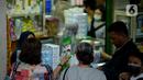 Aktivitas jual beli di salah satu toko penjualan masker di Pasar Pramuka, Jakarta Timur, Rabu (4/3/2020). Polda Metro Jaya menggelar sidak di Pasar Pramuka untuk menyikapi lonjakan harga dan kelangkaan masker di pasaran terkait virus corona atau COVID-19. (merdeka.com/Imam Buhori)