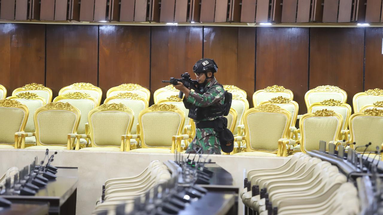 Barisan prajurit TNI amankan Gedung DPR jelang pelantikan Prabowo