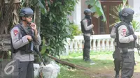 Petugas Kepolisian Brimob Polda Metro Jaya berjaga disekitar area rumah terduga teroris di Setu, Tangerang Selatan, Rabu (21/12). Tim Densus Anti Teror 88 berhasil melumpuhkan empat orang terduga teroris.(Liputan6.com/Helmi Affandi)