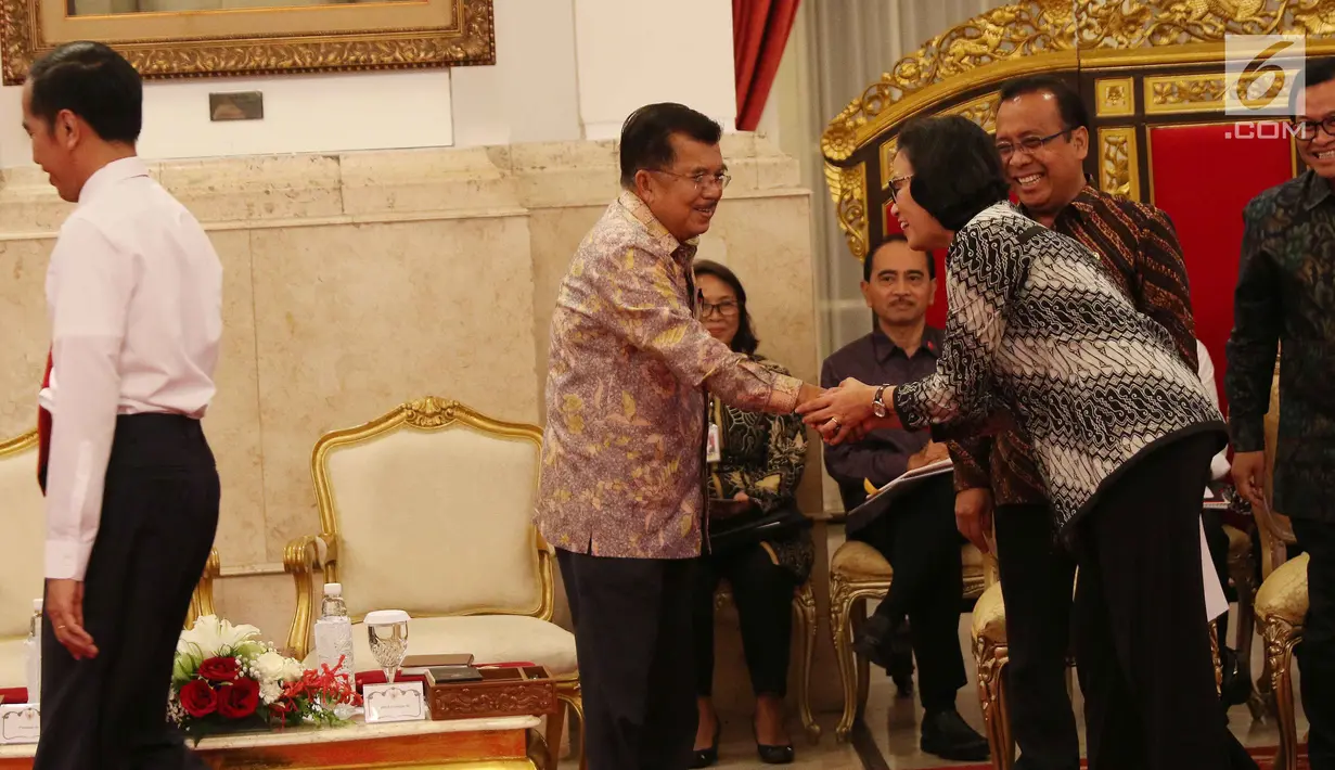 Wakil Presiden Jusuf Kalla menyalami Menteri Keuangan Sri Mulyani ketika Sidang Kabinet Rencana Kerja Pemerintah tahun 2019 di Istana Negara, Jakarta, Senin (12/2). Sri Mulyani mendapat Penghargaan Menteri Terbaik di Dunia. (Liputan6.com/Anga Yuniar)