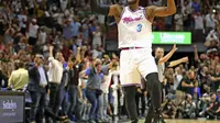 Selebrasi bintang Miami Heat Dwyane Wade setelah mencetak poin penentu kemenangan atas Philadelphia 76ers pada lanjutan NBA 2017-2018 di AmericanAirlines Arena, Selasa (27/2/2018) atau Rabu (28/2/2018) WIB. (AP Photo/Charles Trainor Jr)