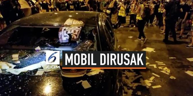 VIDEO: Detik-Detik Demonstran Hong Kong Rusak Mobil