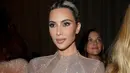Tampilan Kim Kardashian saat show FENDI menguasai barisan depan bak diva bertabur permata (FENDI)