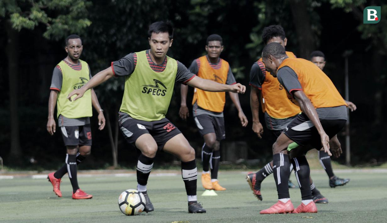 Gelandang Persipura Jayapura, Muhammad Tahir, saat latihan jelang laga Liga 1 Indonesia di Lapangan Pertamina, Simprug, Jakarta, Rabu (23/5/2018). Persipura akan berhadapan dengan Persija Jakarta. (Bola.com/M Iqbal Ichsan)