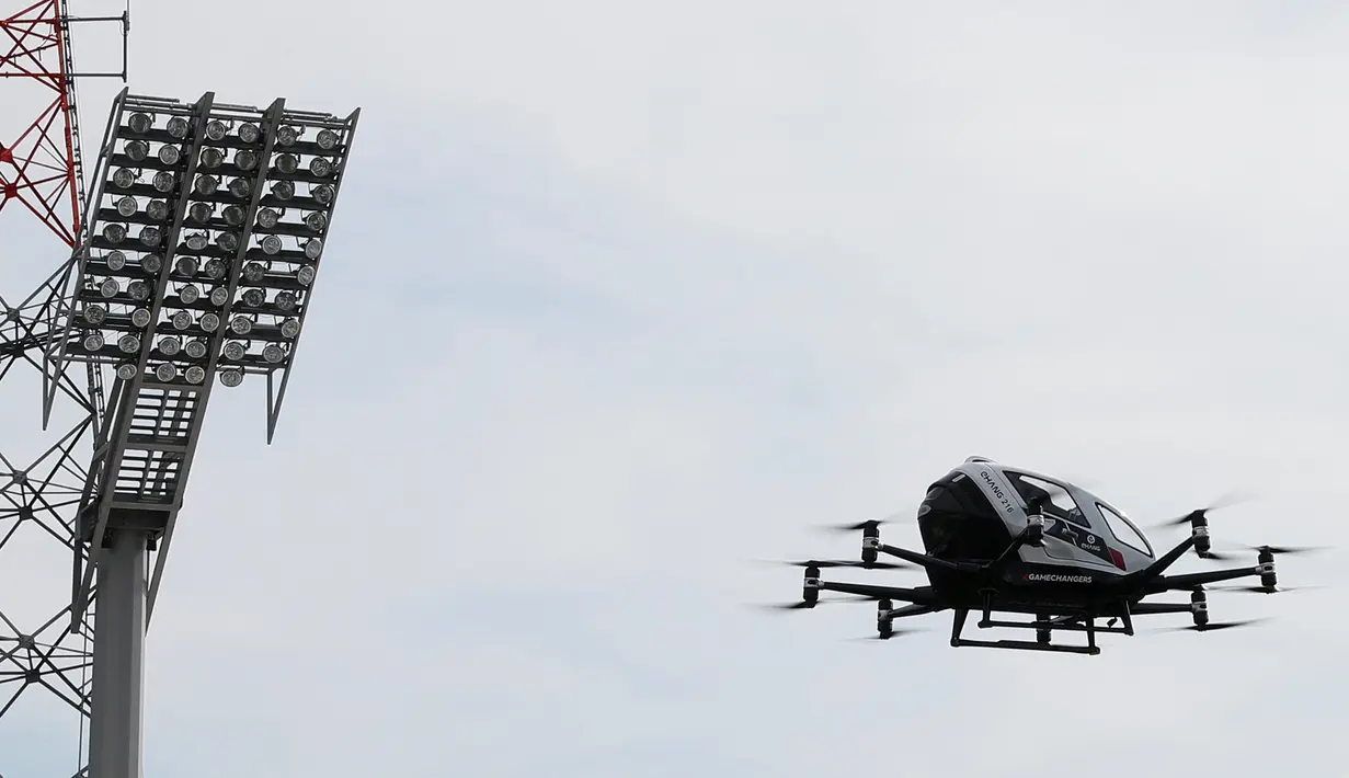 Drone EHang 216 saat uji terbang di Wina, Austria, Kamis (4/4). Taksi terbang dengan berat 340 kg ini memiliki 16 baling-baling. (REUTERS/Leonhard Foeger)