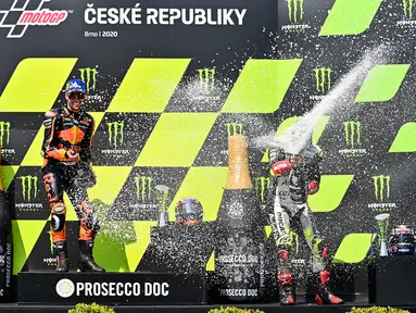 Pembalap Red Bull KTM Factory Racing, Brad Binder, melakukan selebrasi usai menjuarai balapan MotoGP Republik Ceska di Sirkuit Brno, Minggu (9/8/2020). Brad Binder menjadi yang tercepat dengan catatan waktu 41 menit 38,764 detik. (AFP/Joe Klamar)