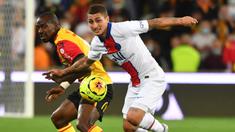 Gelandang PSG, Marco Verratti, berebut bola dengan gelandang Lens, Gael Kakuta, pada laga Liga Prancis di Stadion Bollaert-Delelis, Jumat (11/9/2020). PSG kalah 0-1 atas Lens. (AFP/Denis Charlet)