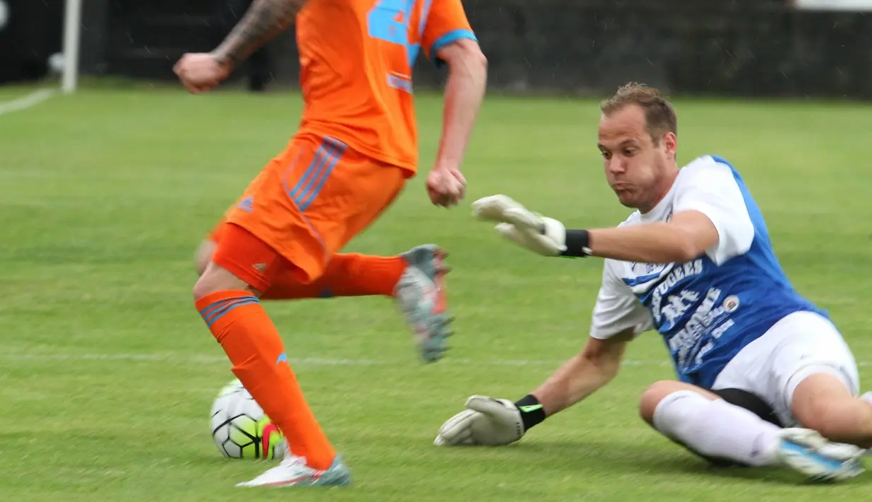 Kiper Wiener Sport Klub, Moser Daniel (kanan), harus rela kemasukan 4 gol dari penyerang Valencia. (Bola.com/Reza Khomaini)