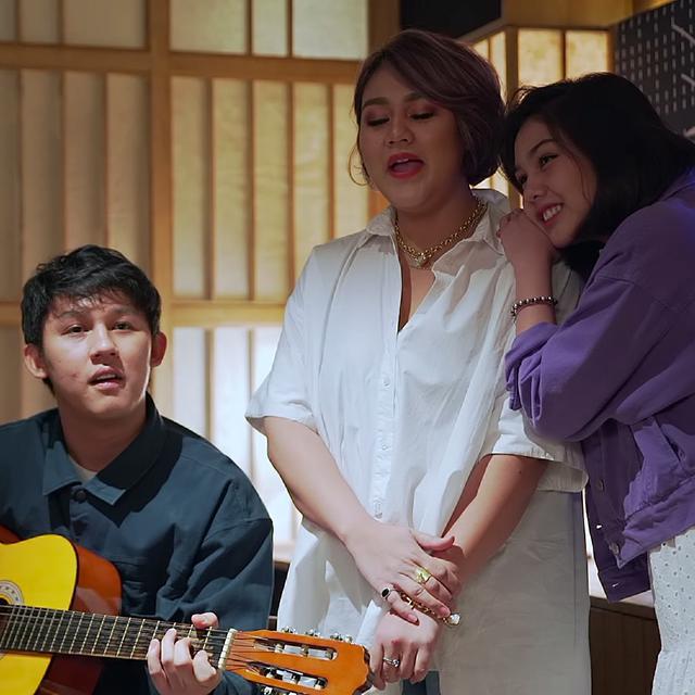 Intip Cerita Keseharian Keluarga Sissy Prescillia Dan Vanesha Priscilla Di Serial Bukan Keluarga Biasa News Entertainment Fimela Com