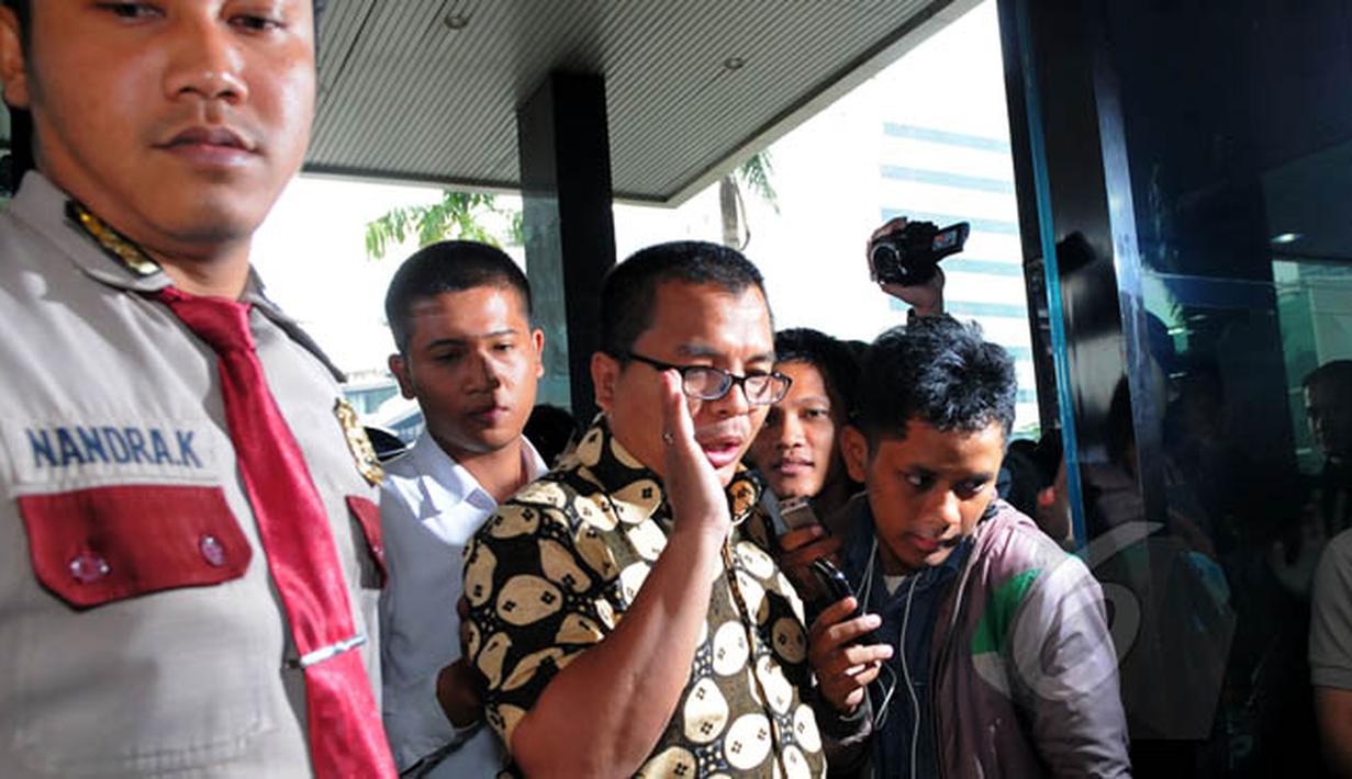 Mantan Wakil Menteri Hukum dan HAM, Denny Indrayana mendatangi Gedung KPK, Jakarta, Selasa (17/2/2015). Kedatangan Denny untuk membahas berbagai persoalan yang kini dihadapi KPK bersama pimpinan KPK. (Liputan6.com/Faisal R Syam)