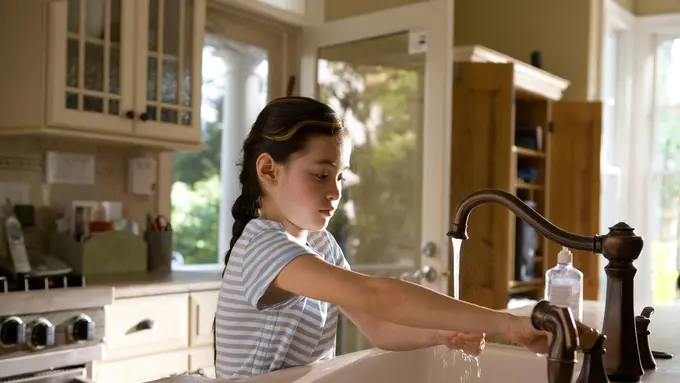 Anak-anak sebenarnya bisa mulai diajarkan untuk membantu pekerjaan rumah pada usia yang sangat muda.