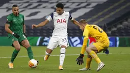 Gelandang Tottenham, Harvey White, berusaha mencetak gol ke gawang Ludogorets pada laga lanjutan Grup J Liga Europa di Tottenham Hotspur Stadium, Jumat (27/11/2020) dini hari WIB. Tottenham menang 4-0 atas Ludogorets. (AFP/Ian Kington/pool)