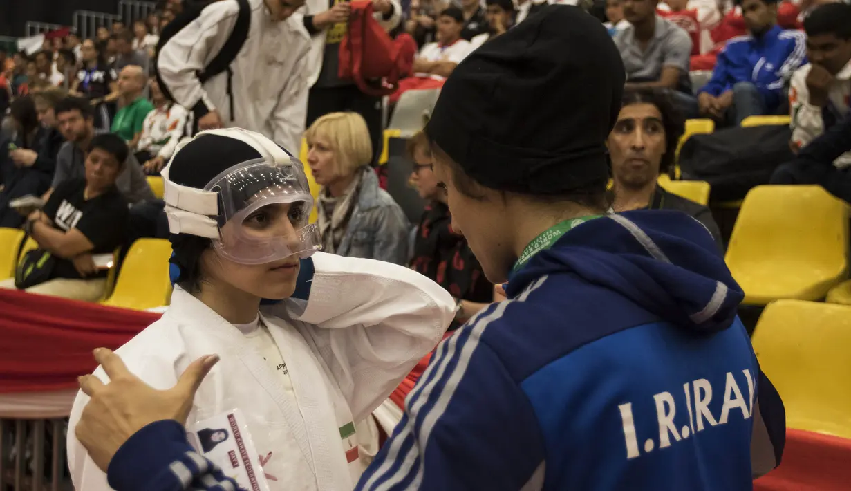 Meskipun berhijab, tidak menghalangi seorang karateka Iran untuk bertarung pada Kejuaraan Dunia Karate Junior, Cadet dan U-21 2015 di ICE, Tangerang. (Bola.com/Vitalis Yogi Trisna) 
