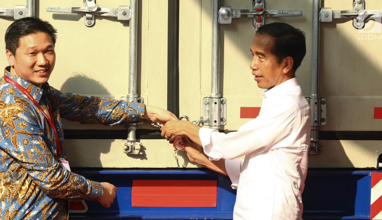 Presiden Jokowi dan President Direktur PT Mayora Group Andre Atmadja mengunci kontainer pada acara Pelepasan Kontainer Ekspor Mayora ke-250.000 ke Filipina di pabrik Mayora di Cikupa Tangerang, Senin (18/2). (Liputan6.com/HO/Bal)