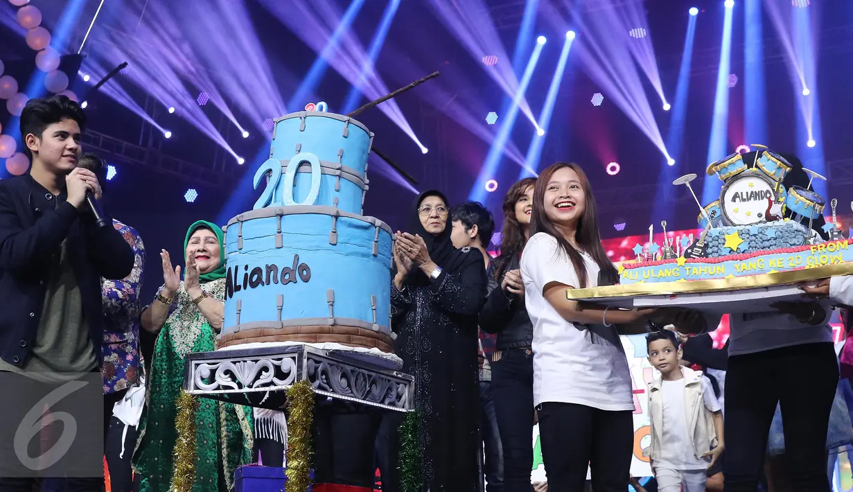 Aliando Syarief mendapat kue ulang tahun saat The Biggest Concert di Studio 6 Emtek City, Jakarta, Rabu (26/10). The Biggest Concert Magicaliando adalah konser khusus yang dibuatkan SCTV untuk HUT Aliando ke-20. (Liputan6.com/Herman Zakharia)