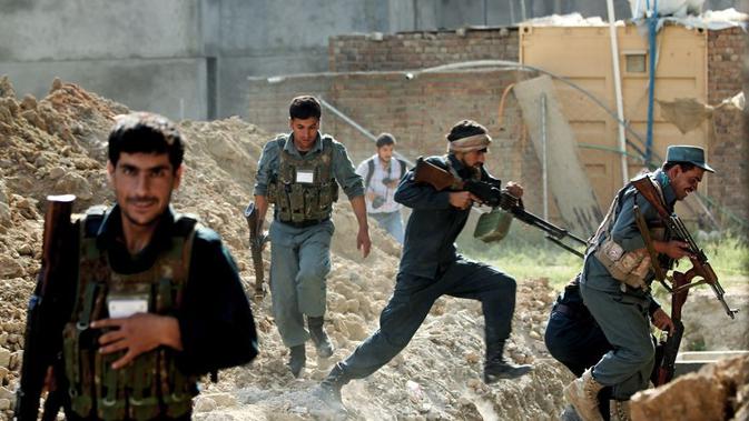 Pasukan keamanan Afghanistan berjibaku melawan serangan Taliban (AP/Mossoud Hossaini)