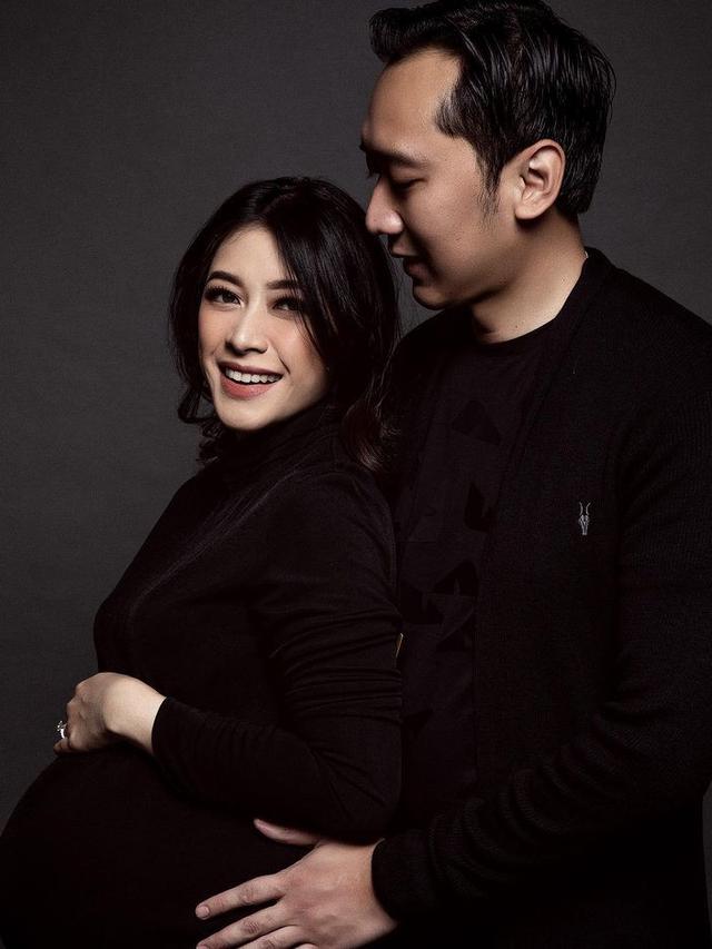 6 Potret Elegan Maternity Shoot Aliya Rajasa Bareng Keluarga, Siap Sambut Anak Keempat
