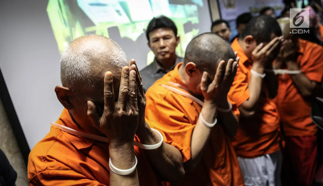 Tersangka perdagangan orang ke Suriah dan Abu Dhabi dalam rilis di Bareskrim Mabes Polri, Kamis (10/8). Dari hasil pengungkapan kasus tersebut, polisi berhasil mengamankan delapan tersangka dan sejumlah barang bukti. (Liputan6.com/Faizal Fanani)