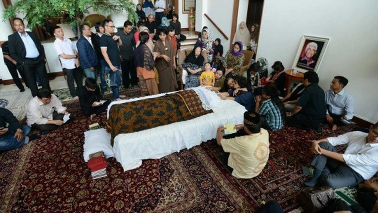 Suasana duka di kediaman Adnan Buyung Nasution