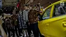 Menteri Perindustrian Airlangga Hartarto meninjau salah satu stan pada pembukaan pameran otomotif Indonesia International Motor Show (IIMS) 2019 di JiExpo Kemayoran, Jakarta, Kamis (25/4). Untuk hajatan tahun ini, acara resmi dibuka oleh Menperin Airlangga Hartarto. (Liputan6.com/Faizal Fanani)