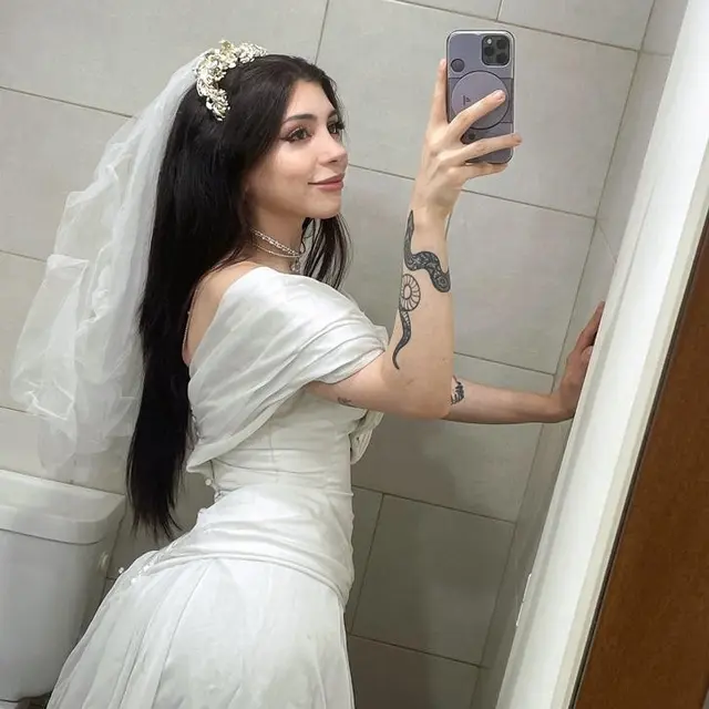 Wanita Menikahi Diri Sendiri