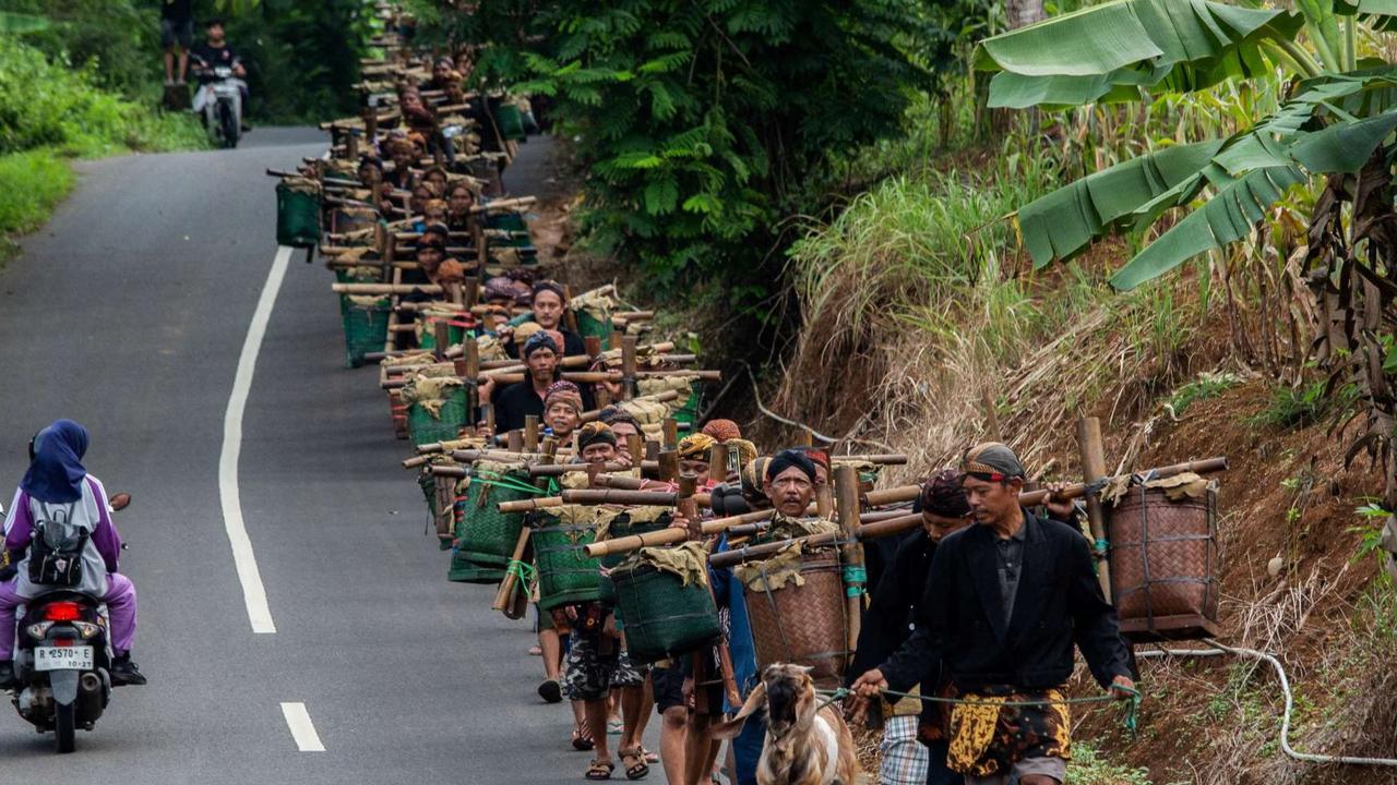 FOTO: Masyarakat Bonokeling Jalan Kaki 40 Km untuk Ziarahi Leluhur Jelang Ramadan