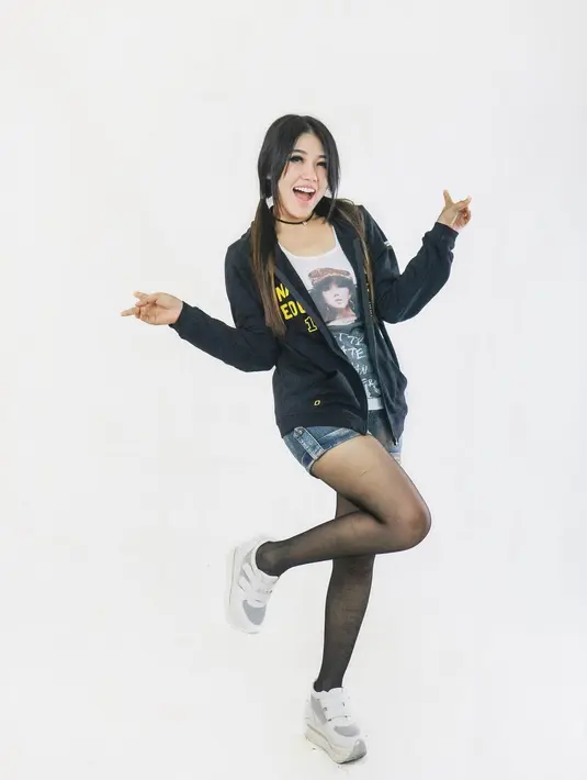 Mengenakan jaket yang dipadukan kaus berwarna putih dan denim short pants membuat kakinya terlihat jenjang banget. Terlebih Via memakai stocking hitam dan sneakers putihnya. Cute banget kan? (Instagram/viavallen)