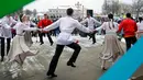 Sejumlah pemuda menari saat perayaan liburan Maslenitsa (Shrovetide) di Moskow, Rusia (18/2). Maslenitsa adalah liburan tradisional Rusia dan Belarusia yang menandai berakhirnya musim dingin. (AP Photo / Pavel Golovkin)