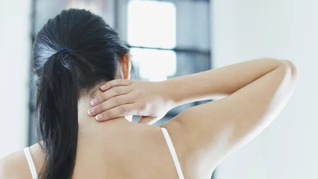 6 Gerakan Sederhana Buat Kamu yang Mengalami Sakit Leher