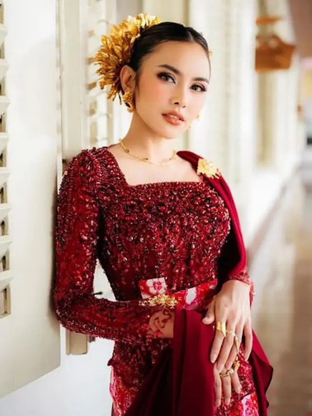 Inspirasi Baju Batik Kombinasi untuk Pesta Pernikahan ala Artis, dari Yura Yunita hingga Nadine Chandrawinata. (instagram/mahaliniraharja)