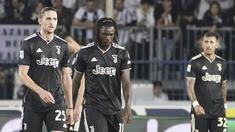 Pemain Juventus, Adrien Rabiot, Moise Kean,dan Leandro Paredes tampak kecewa setelah ditaklukkan Empoli pada pekan ke-36 Liga Italia 2022/2023 di Stadio Carlo Castellani, Senin (22/5/2023). Juve kalah telak 1-4 dari Empoli. (Marco Bucco/LaPresse via AP)