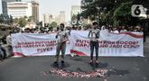 Massa yang tergabung dalam KOMRAD Pancasila melakukan teatrikal saat menggelar aksi di kawasan Patung Kuda, Monas, Jakarta, Rabu (31/5/2023). (merdeka.com/Iqbal S. Nugroho)