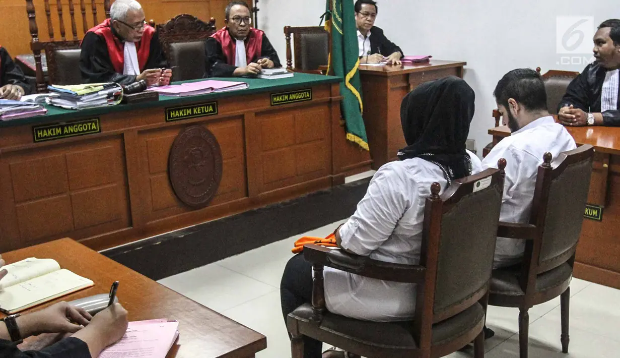 Suasana sidang artis Dhawiya Zaida (kiri) dan Muhammad saat mengikuti sidang kasus narkoba di PN Jakarta Timur, Selasa (26/6). Kuasa hukum Dhawiya dan Muhammad, Reyno Yohanes Romein  tidak menggunakan hak eksepsi dalam sidang. (Liputan6.com/HO/Udin)