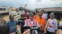 Direktur Jenderal Perkeretaapian Kementerian Perhubungan (Kemenhub) Risal Wasal mengunjungi lokasi kejadian tabrakan KA Turangga dan KA Lokal Commuter Line Bandung Raya. (Dok Kemenhub)