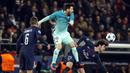 Bintang FC Barcelona, Lionel Messi (tengah) berduel dengan para pemain Paris Saint Germain pada babak 16 besar Liga Champions di Parc des Princes Stadium, Paris (14/2/2017). Barcelona kalah 0-4.  (EPA/Etienne Laurent)