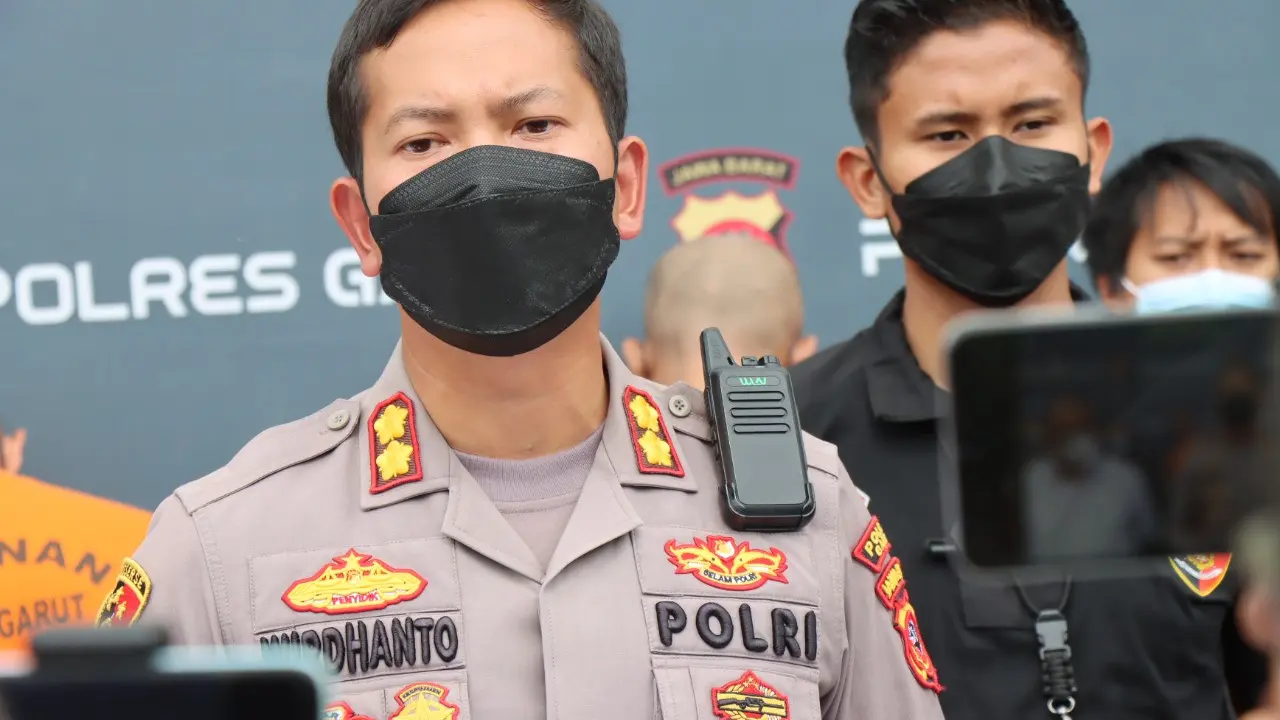 Kapolres Garut AKBP Wirdhanto Hadicaksono, memberikan keterangan kepada awal media dalam rilis kasus peredaran uang palsu (upal), Ahad (20/11/2022). (Liputan6.com/Jayadi Supriadin)