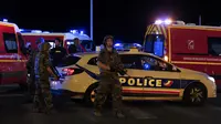 Polisi berjaga di lokasi serangan truk di Nice, Paris. (Reuters)