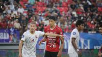 Momen saat bek tengah Bali United Elias Dolah menghadapi Madura United di Stadion Dipta. Musim depan, Elias Dolah akan merapat ke Buriram United bersama bek sayap Timnas Indonesia Shayne Pattynama. (Bola.com/Alit Binawan)