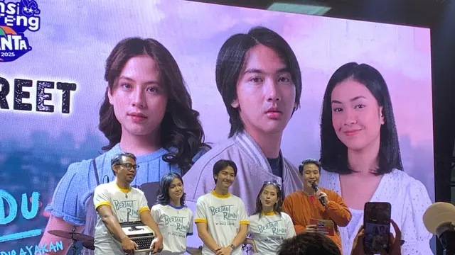 Promosi film Bertaut Rindu berlangsung meriah di KapanLagi Pensi Bareng Fanta 2025. (Siti Naila Adzkhia - Liputan6.com)