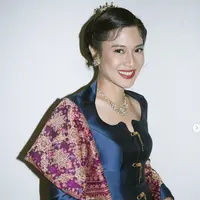 Dian Sastrowardoyo memiliki gaya berpakaian yang mempunyai ciri khas tersendiri. Kali ini ia tampil dengan kebaya yang begitu unik. [Foto: Dian Sastrowardoyo/ Instagram]