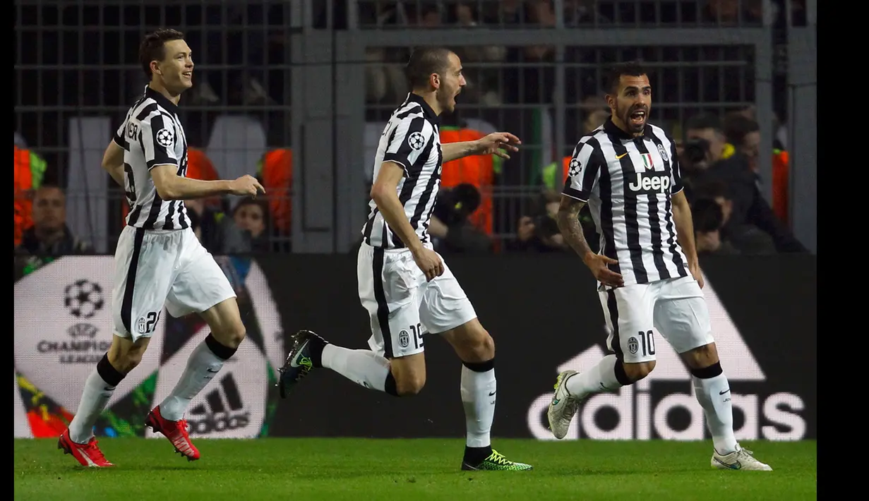 Penyerang Juventus, Carlos Tevez merayakan selebrasi bersama pemain lainnya usai mencetak gol di leg kedua 16 besar Liga Champions di Stadion Signal Iduna Park, German (18/3/15). Juventus menang 3-0 atas Borussia Dortmund. (Reuters/Ina Fassbender)