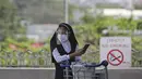 Seorang biarawati memakai masker dan pelindung wajah di Bandara Internasional Manila, Rabu (17/3/2021). Warga asing dan warga Filipina yang kembali luar negeri tidak akan dapat memasuki negara itu dari 20 Maret hingga 19 April, kata gugus tugas virus corona. (AP Photo/Aaron Favila)